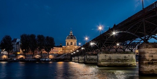 Le pont des Arts la nuit à Paris