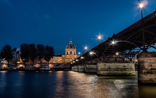 Le pont des Arts la nuit à Paris